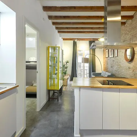 64 In A Typical Barcelona's Old Building Apartamento *