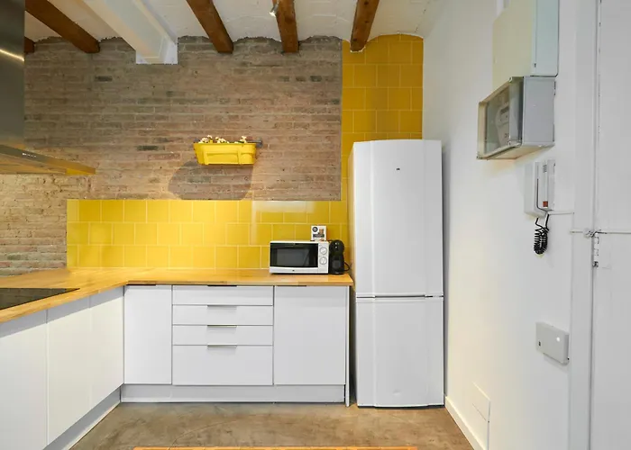 64 In A Typical Barcelona's Old Building 公寓