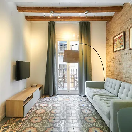 64 In A Typical Barcelona's Old Building Апартаменты
