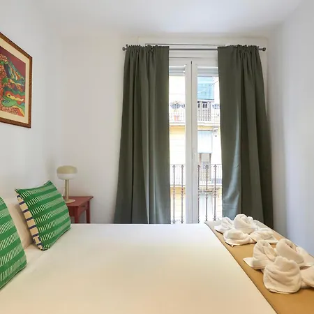 64 In A Typical Barcelona's Old Building Барселона