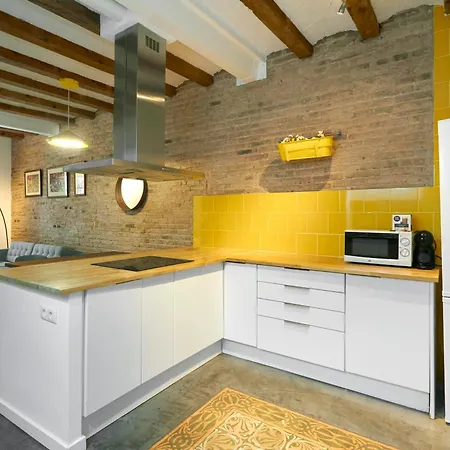 64 In A Typical Barcelona's Old Building Апартаменты *