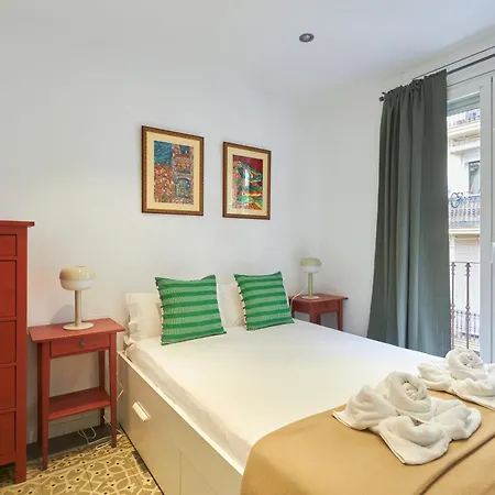 64 In A Typical Barcelona's Old Building Апартаменты