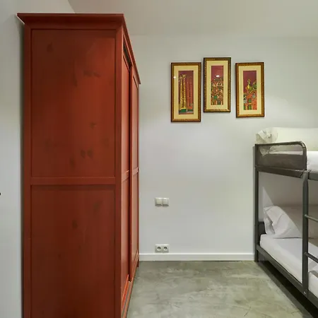 64 In A Typical Barcelona's Old Building Daire